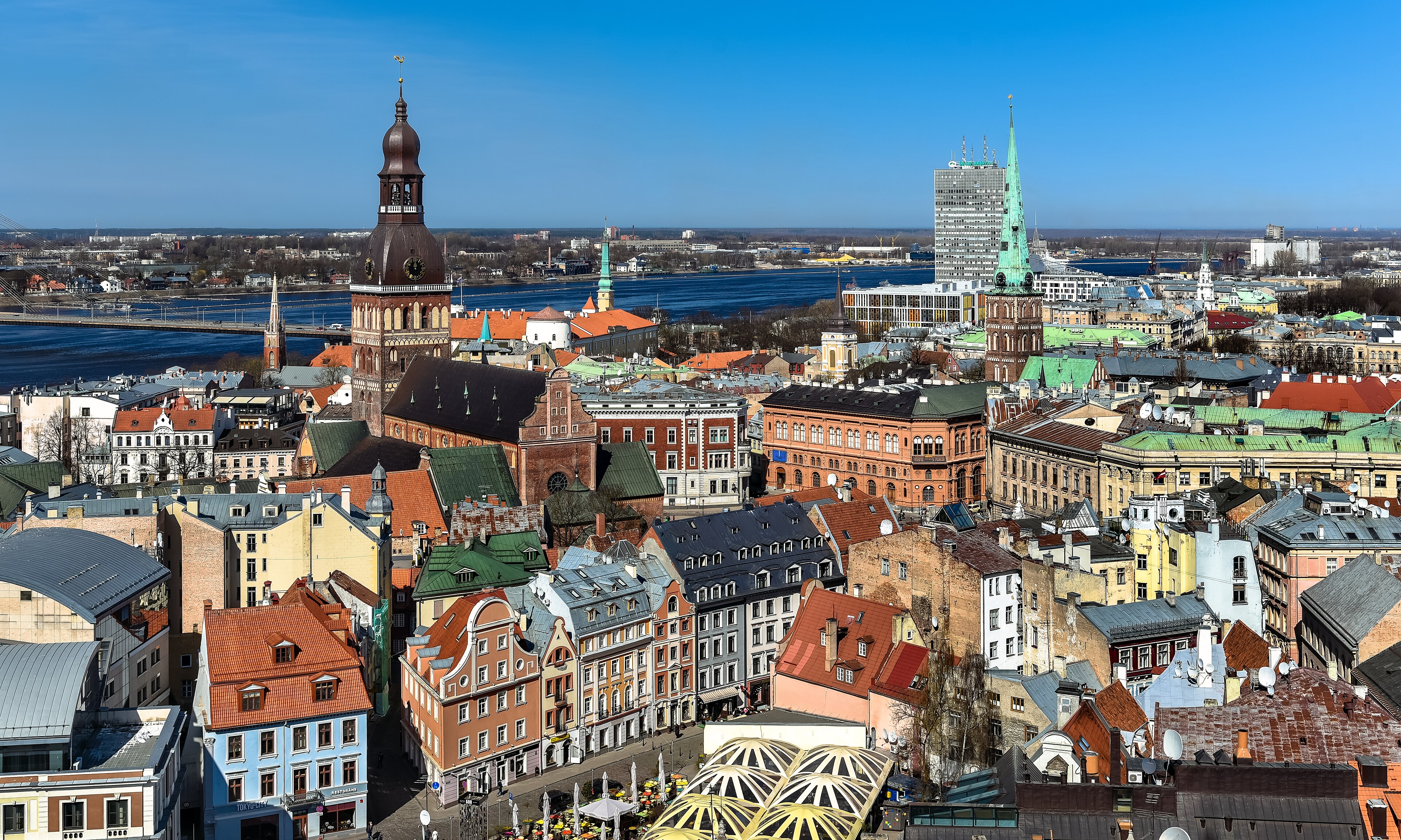 Estonian DJ Syn Cole warms up Calvin Harris in Riga