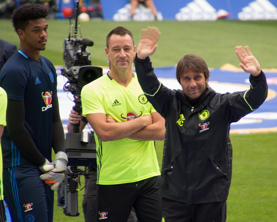 Napoli jalgpalliklubi peatreener Antonio Conte lahkus ametist