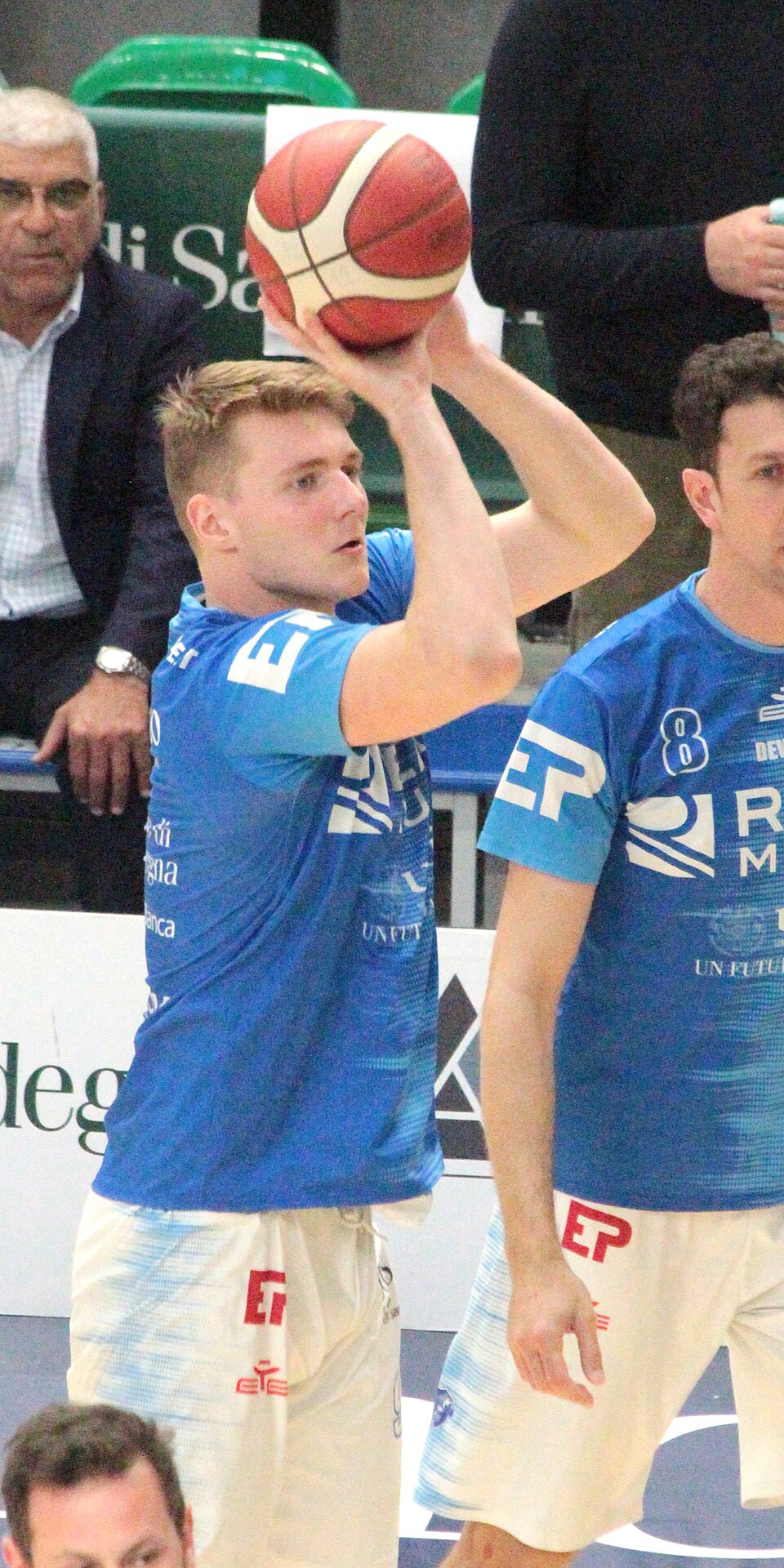 Treier sõidab operatsioonile, Riismaa ootab võimalust