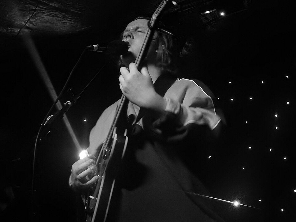 Lewis Capaldi lahkus Tallinnast Stockholmi suunas
