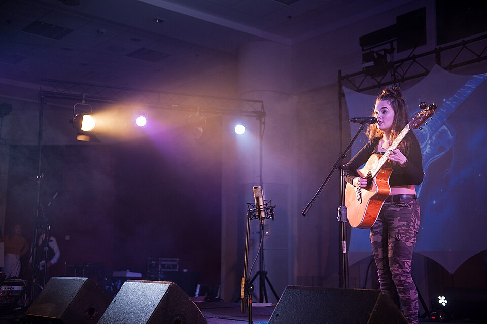 Briti laulja Lola Young avaldab võitlust sõltuvusega